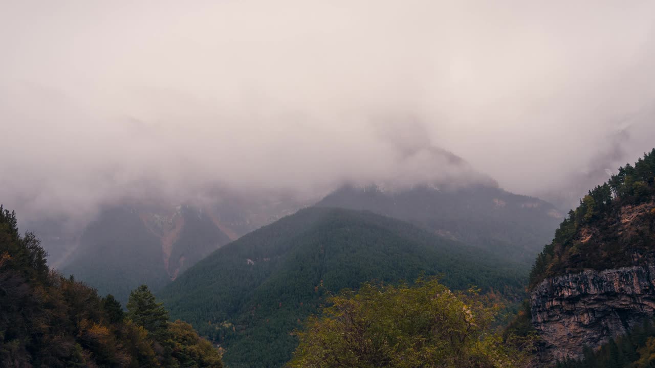 特写细节延时定单萨国家公园的山谷在一个多云，多雨和薄雾的冬天早晨，在秋天的季节，云层在山峰上翻滚视频素材