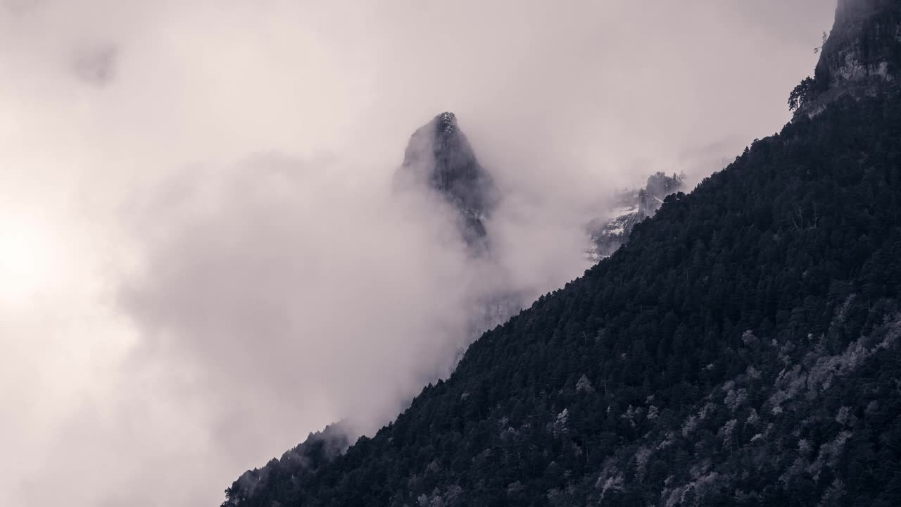 奥尔德萨国家公园山谷的tozal de mallo山在一个多云和薄雾的冬季早晨，在秋天的秋天，云在山峰上滚动视频素材