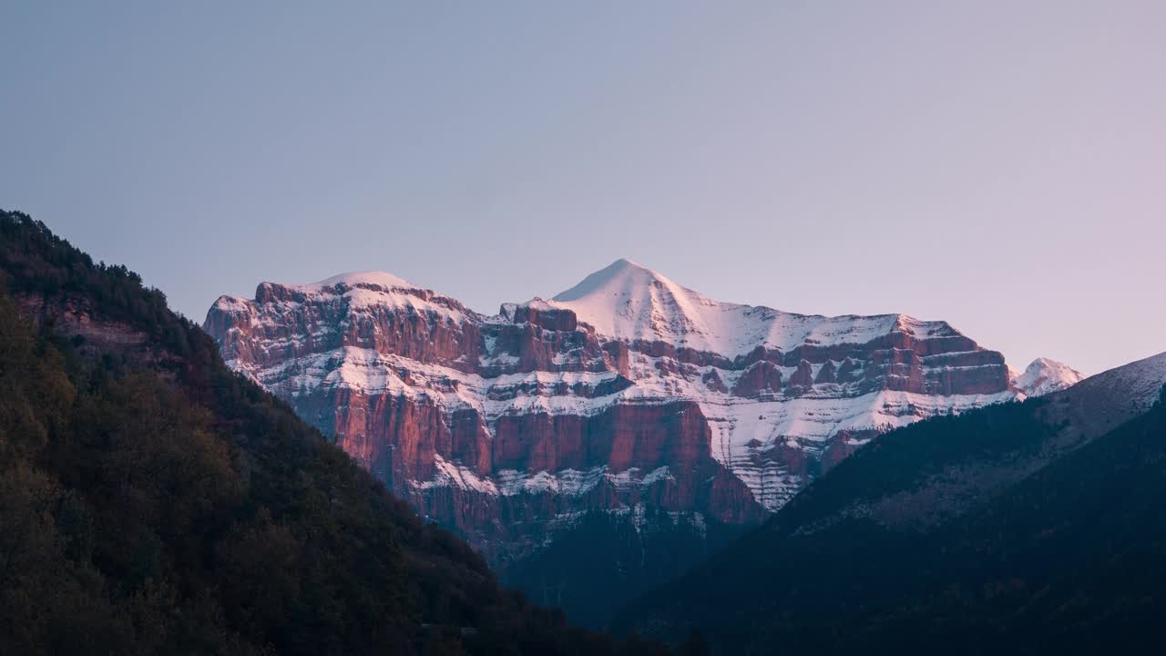 奥尔德萨国家公园蒙达鲁伊戈山在清晨日出时捕捉第一缕阳光，雪山在黄昏时流逝视频素材