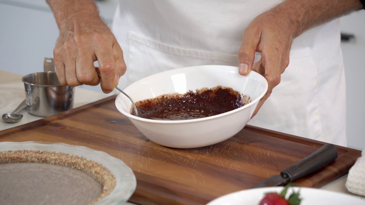 在碗中加入可可搅拌，自制无乳素食植物芝士蛋糕视频素材