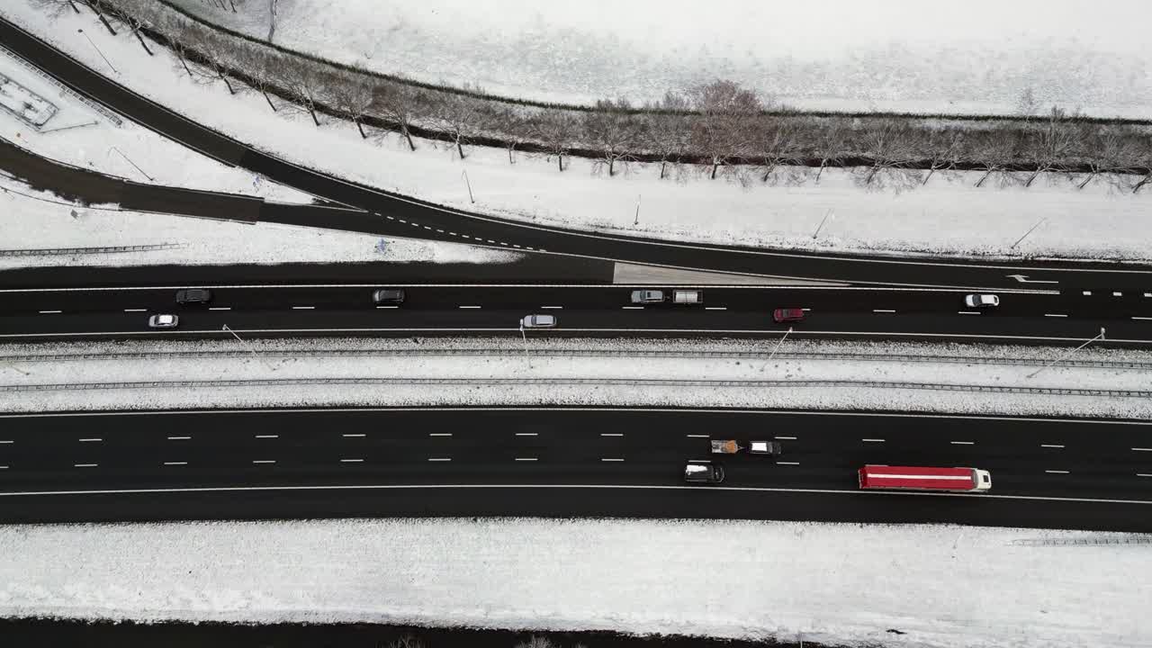 高速公路穿过雪林景观从上面看视频素材