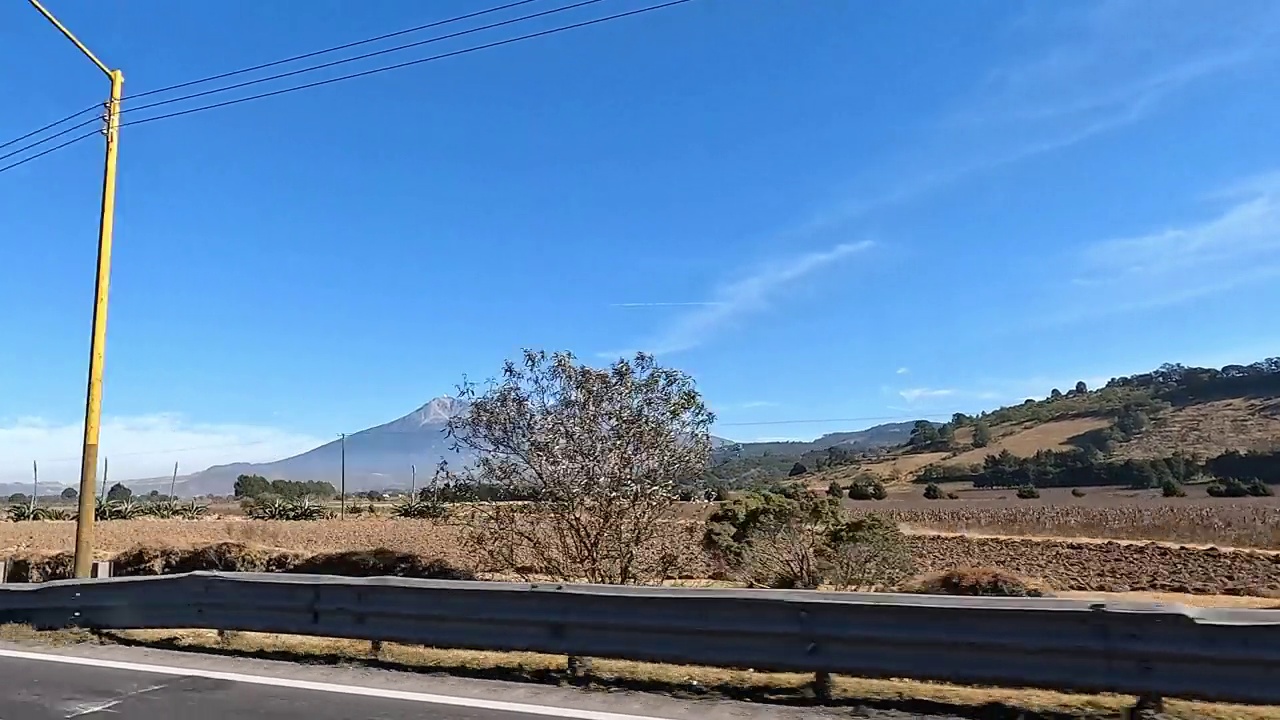 从行驶中的汽车上看到的Sierra Negra火山和Pico de Orizaba的4k视频。墨西哥、景观视频下载