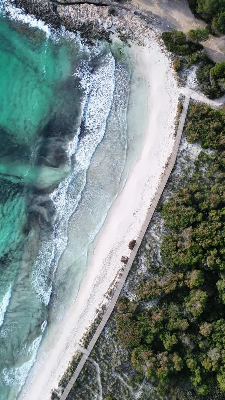 梅诺卡岛地中海异域海滩鸟瞰图视频素材