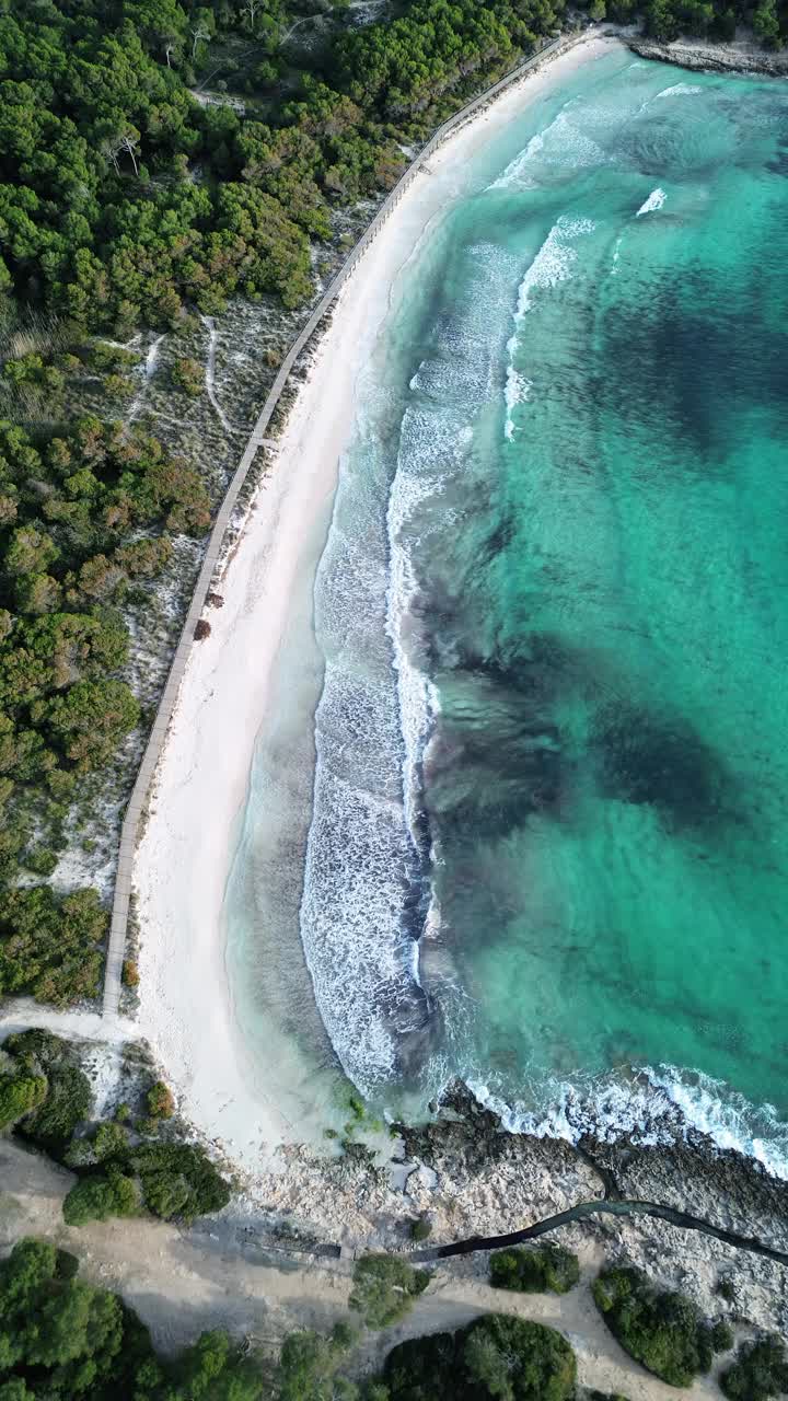 梅诺卡岛奇特的海滩鸟瞰图视频素材