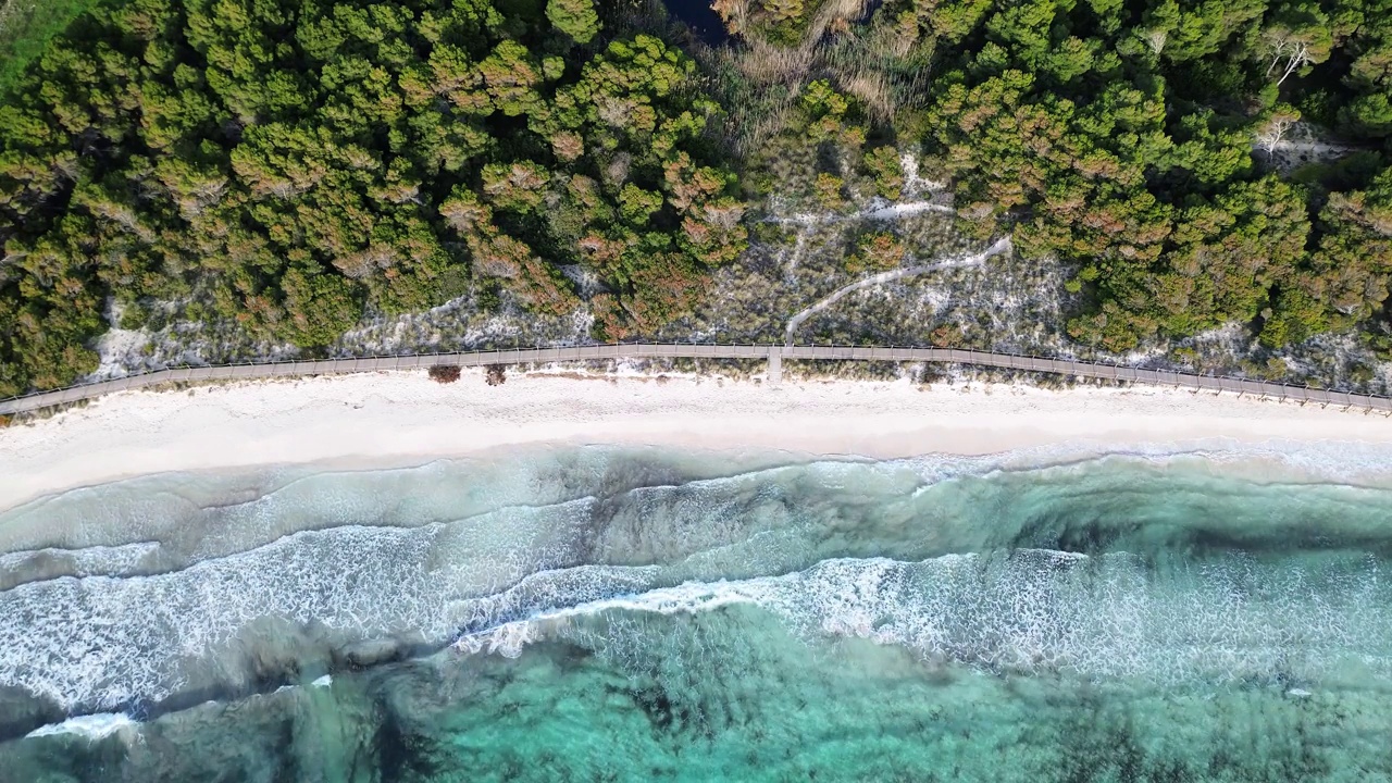 空中俯瞰美丽的地中海海滩在梅诺卡岛视频素材