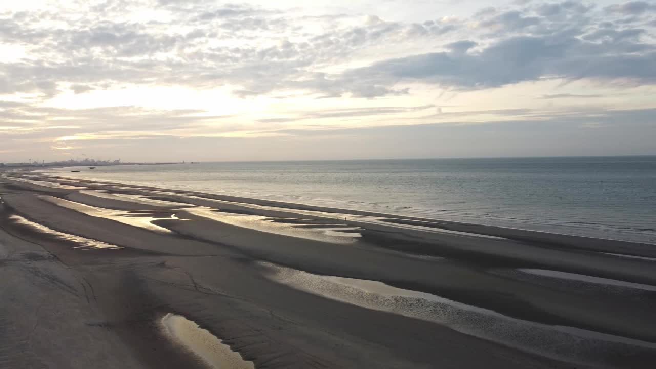 鸟瞰日落，沙滩和无边无际的海洋附近的布兰肯伯格，佛兰德斯地区，比利时。晚上光视频素材