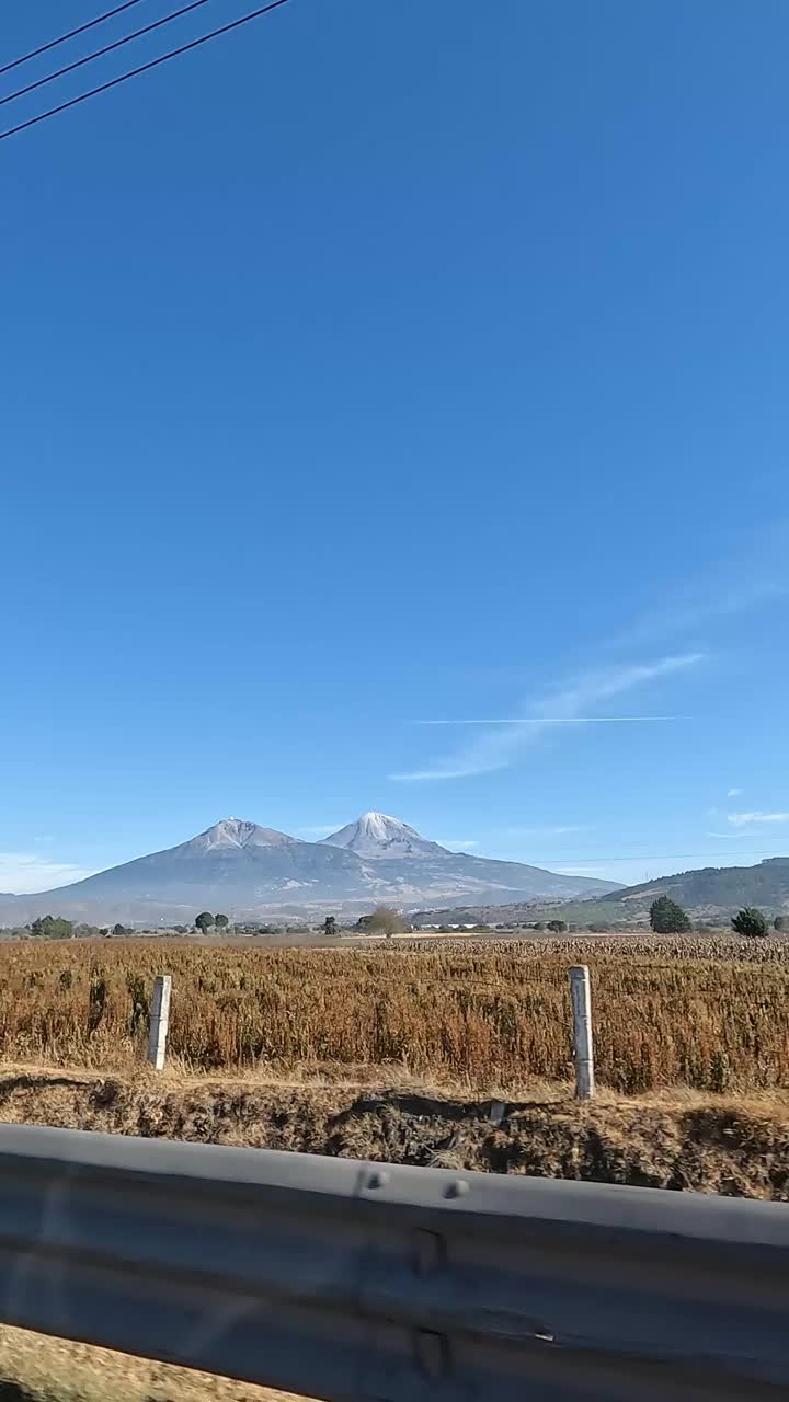 从行驶在路上的汽车上看到的Sierra Negra火山和Pico de Orizaba的4k垂直视频。墨西哥、景观视频素材