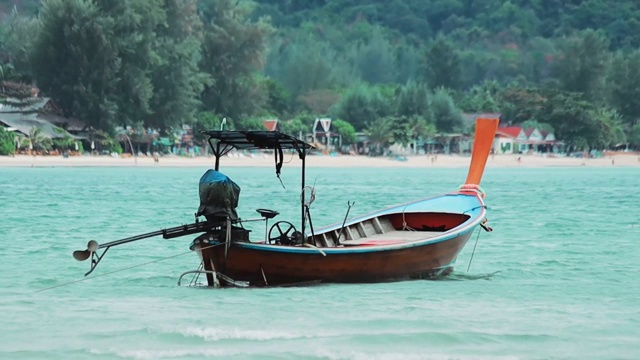 海滩上的长船，泰国海滩上蓝绿色的海水，兰达岛视频素材