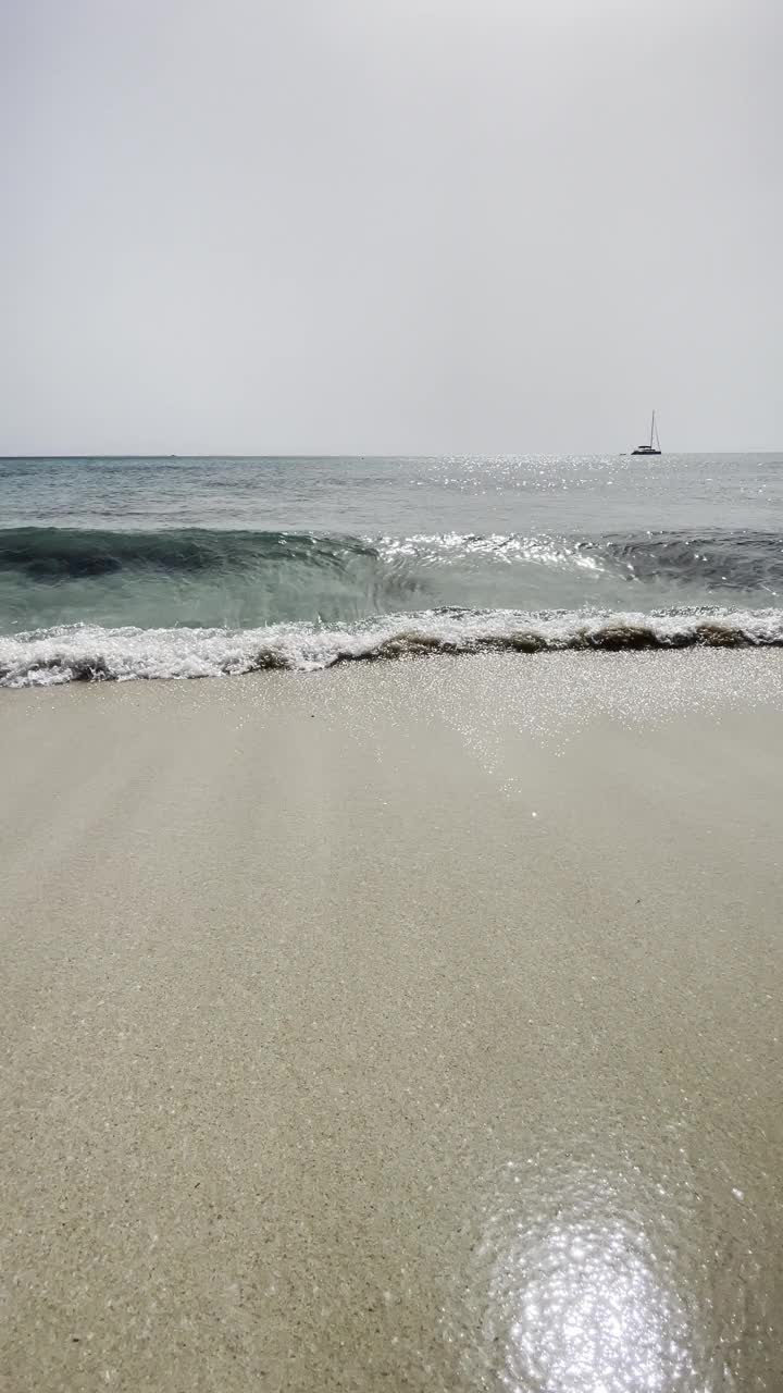 波浪地中海地平线在福门特拉视频素材