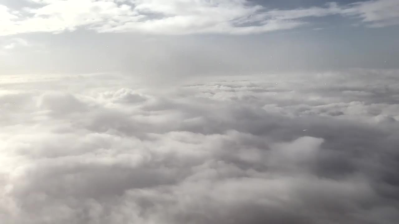 暴风雨云下的壮观天空鸟瞰图视频素材