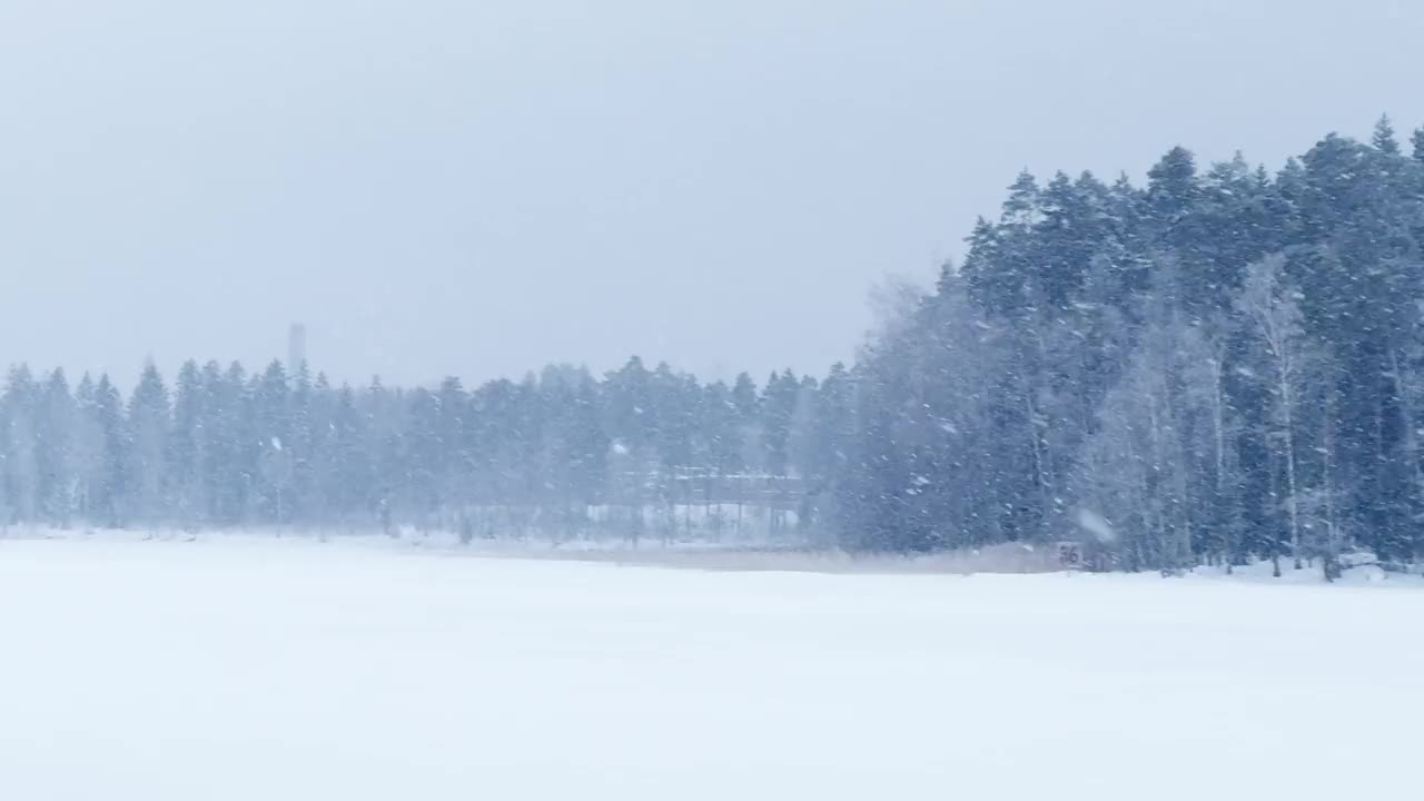 行走在暴风雪中视频素材