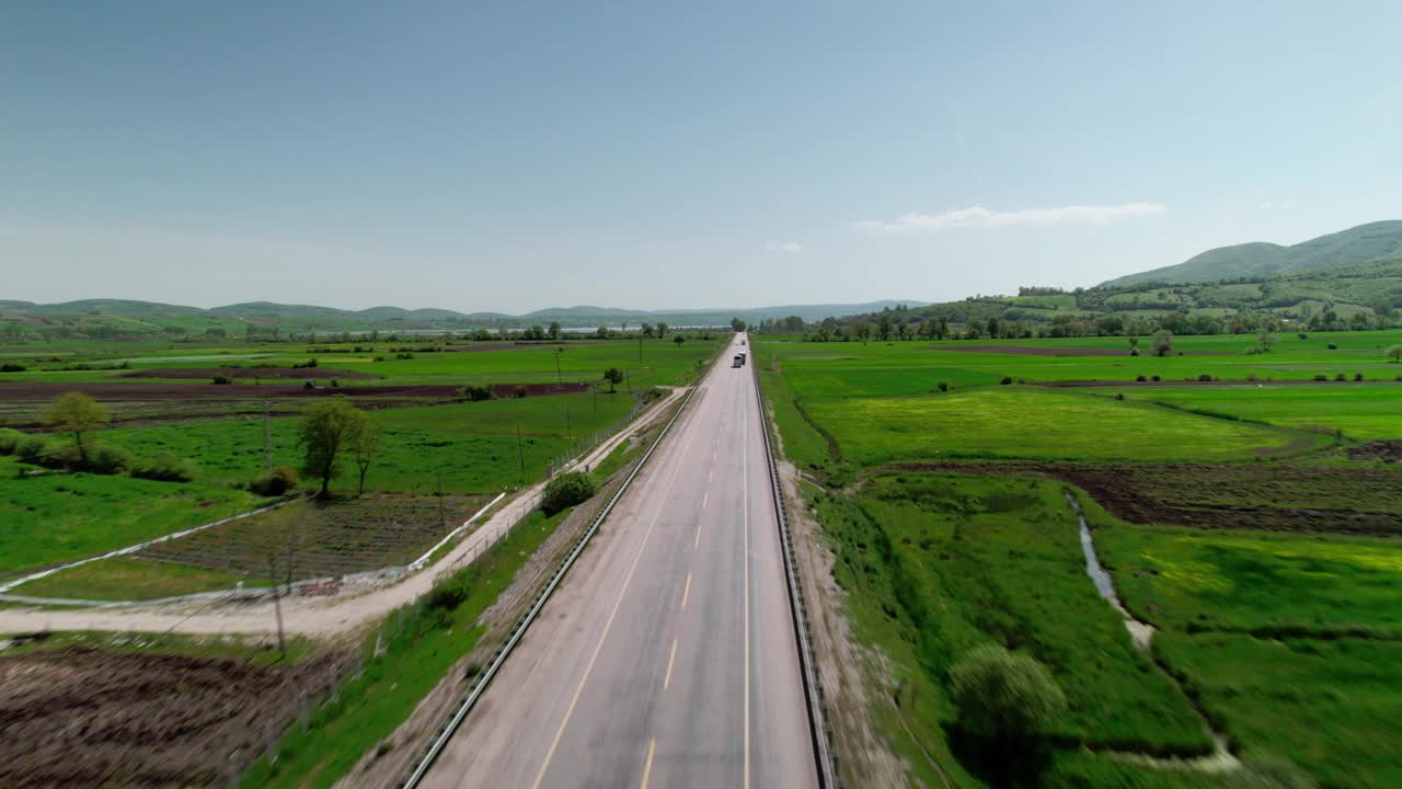 穿过绿色田野的高速公路视频素材