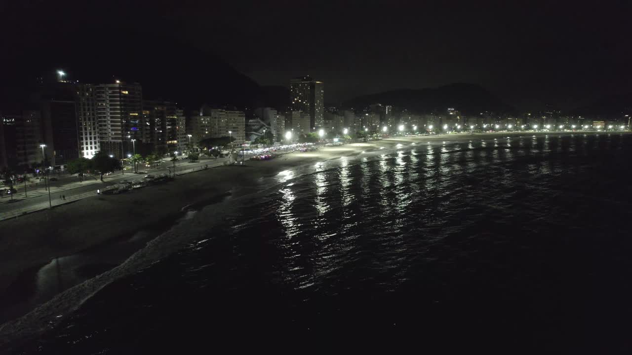 夜晚的科帕卡巴纳海滩视频素材