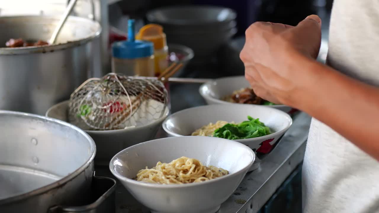 Mie ayam, mi ayam或bakmi ayam印尼语是鸡肉面，字面意思是鸡肉面，是一种常见的印度尼西亚菜，用调味过的黄色小麦面铺上鸡肉丁，视频素材