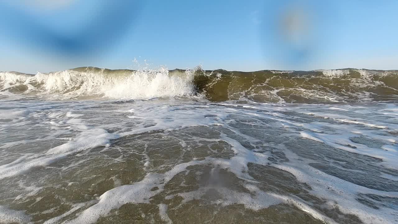 阳光明媚的日子里，小风暴中的海浪视频素材