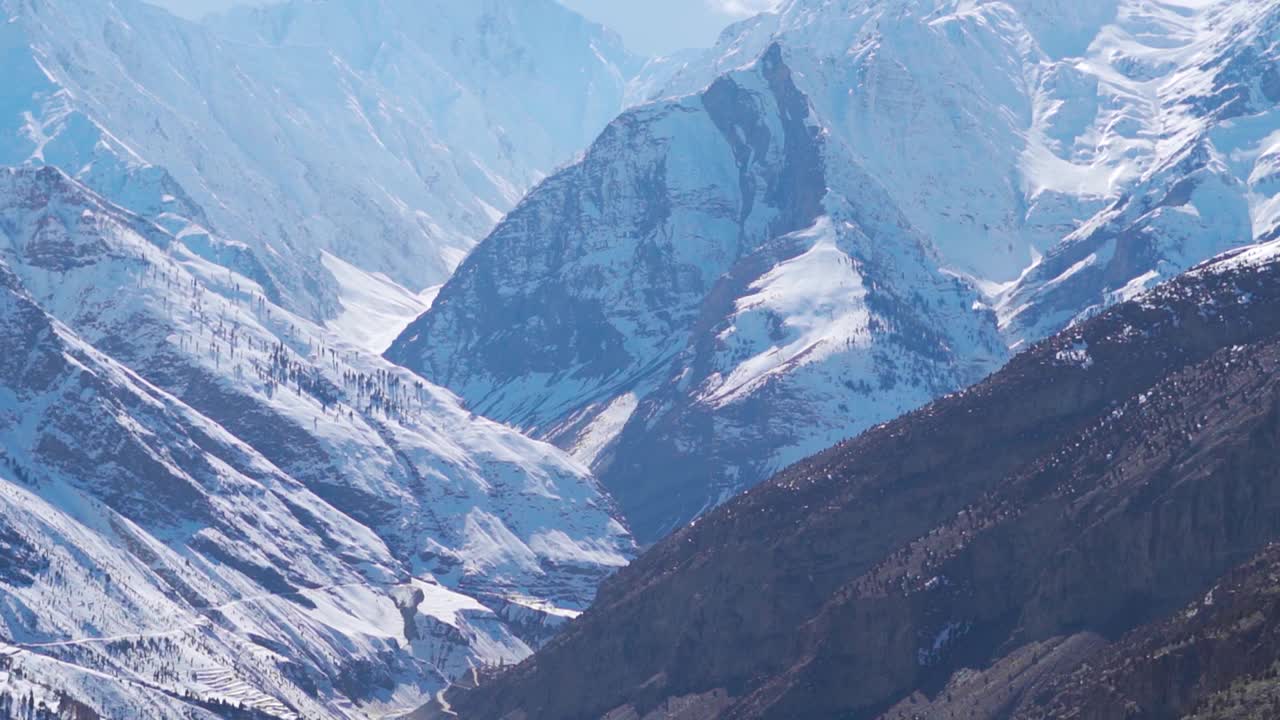 从印度喜马偕尔邦拉胡尔山谷的基隆拍摄的冬季白雪覆盖的喜马拉雅山峰景观。冬季的雪山高峰。视频素材