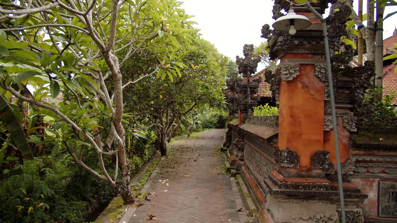 矗立在树木和小路之间的巴厘岛寺庙视频素材