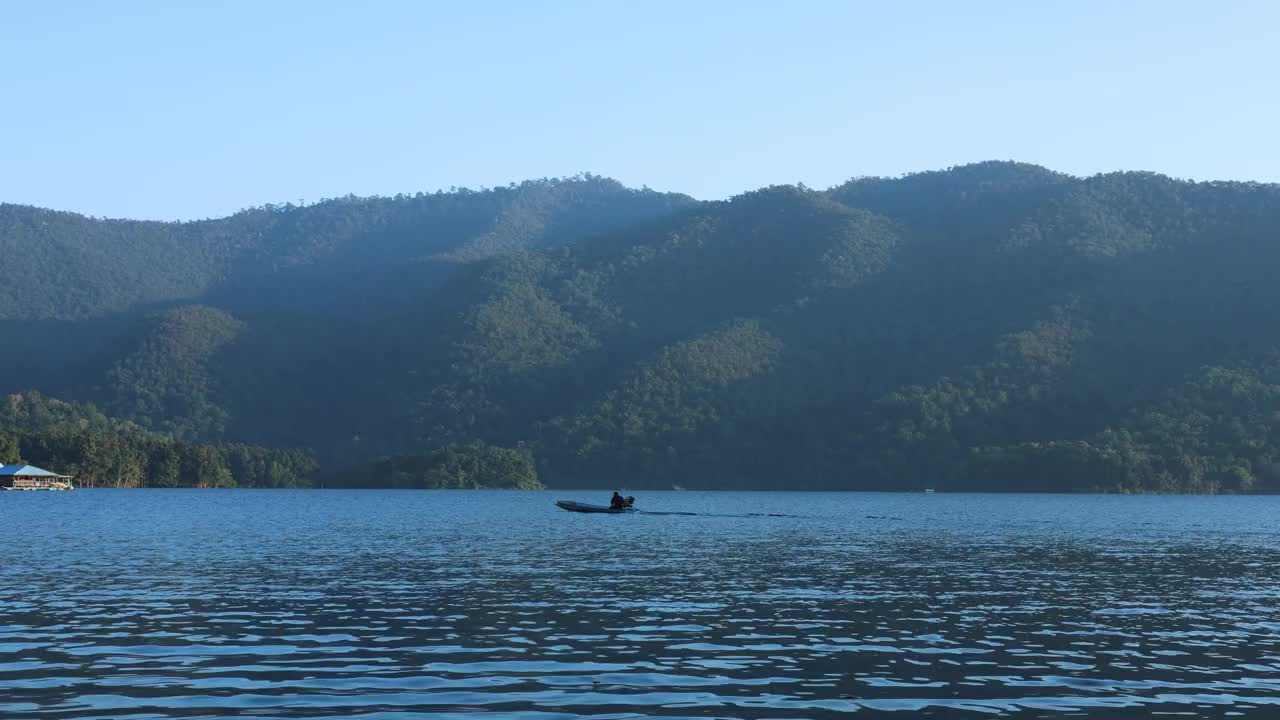 乘船穿越山湖视频素材