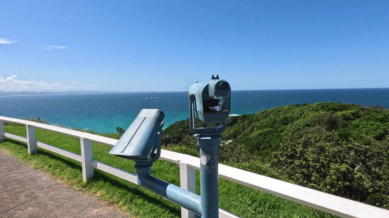 通过双筒望远镜观看海岸景色视频素材