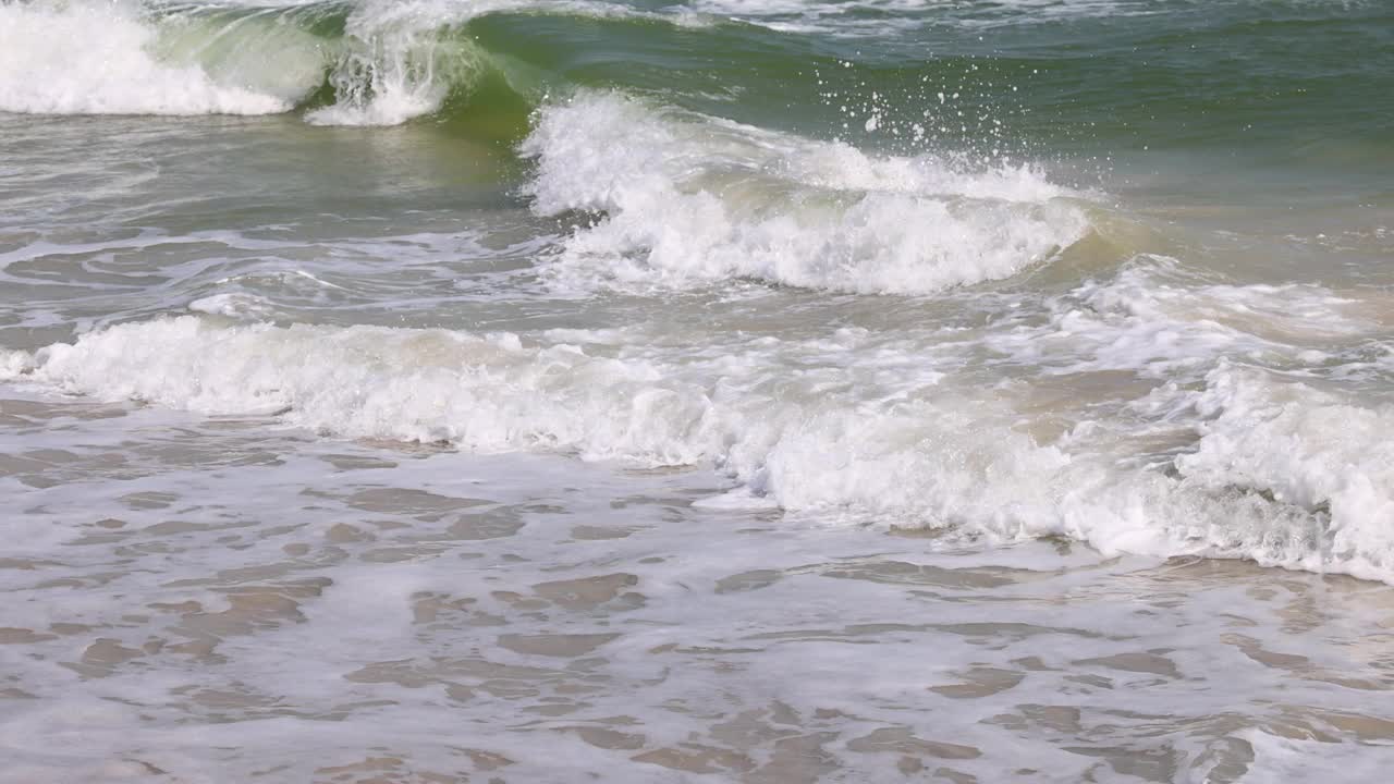 海浪冲击海岸线视频素材