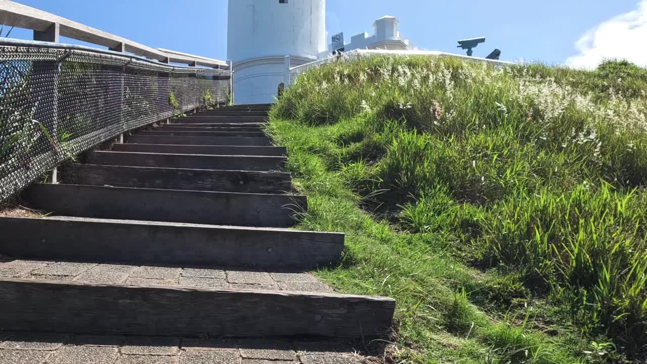 上升到海岸灯塔视频素材