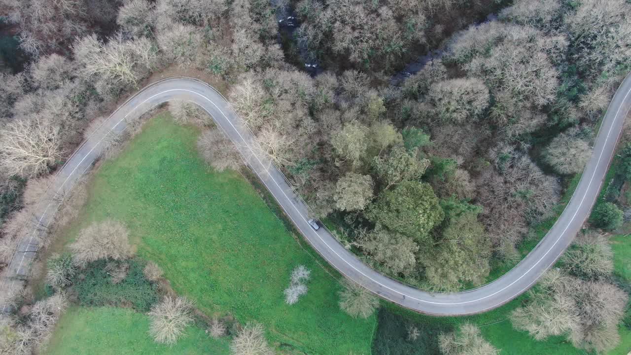 从上方俯瞰乡村道路视频素材