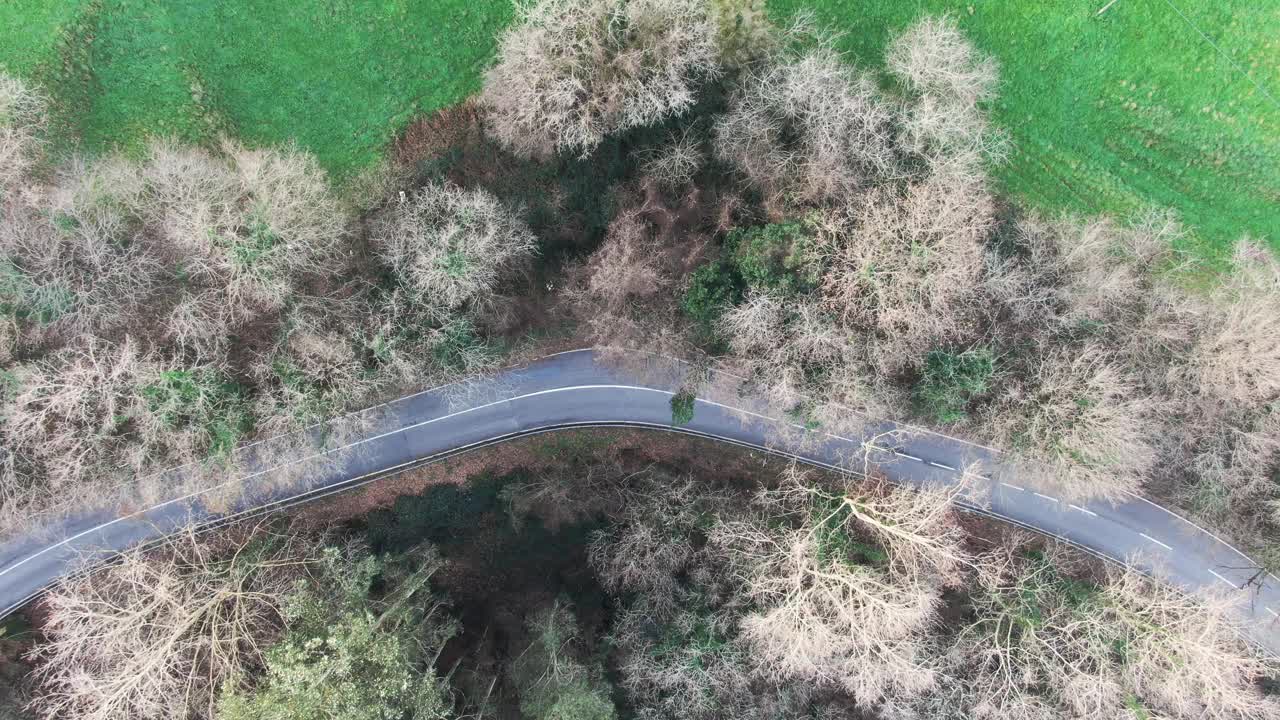 从上方俯瞰乡村道路视频素材