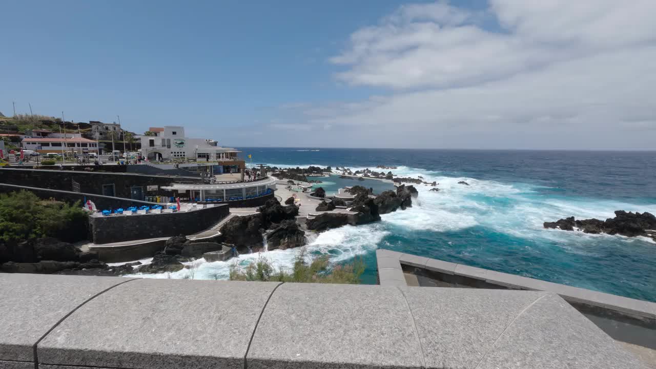 大西洋的海浪冲击着葡萄牙马德拉岛莫尼兹港市的海岸视频素材