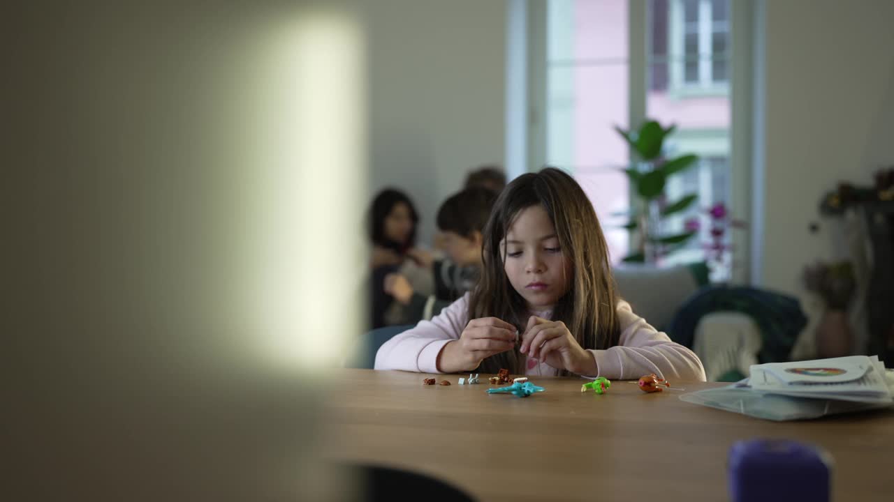 小女孩聚精会神地玩玩具，小女孩聚精会神地玩玩具。孩子在拼东西视频素材