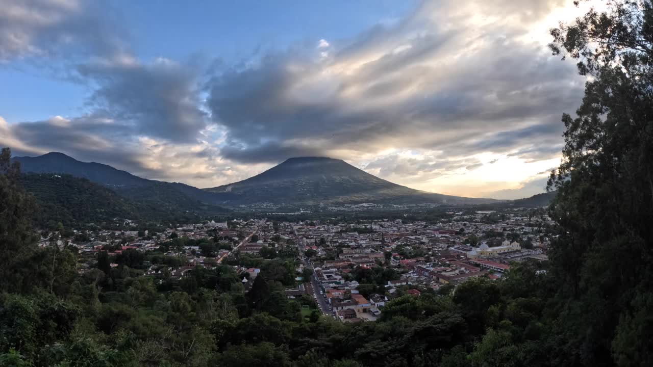 夜幕降临在瓜地马拉的阿瓜火山和安提瓜市。视频下载