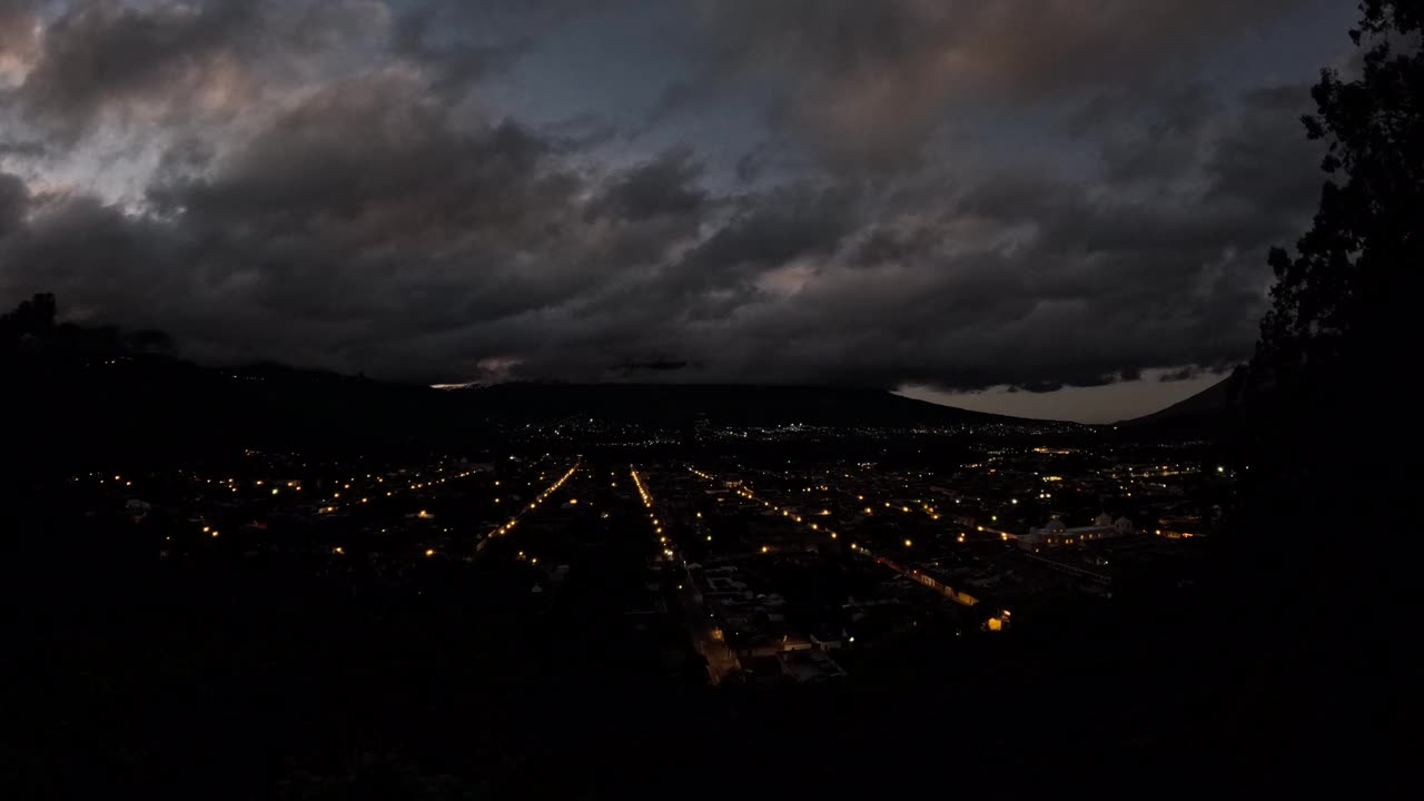 瓜地马拉的阿瓜火山和安提瓜市的黎明。视频下载