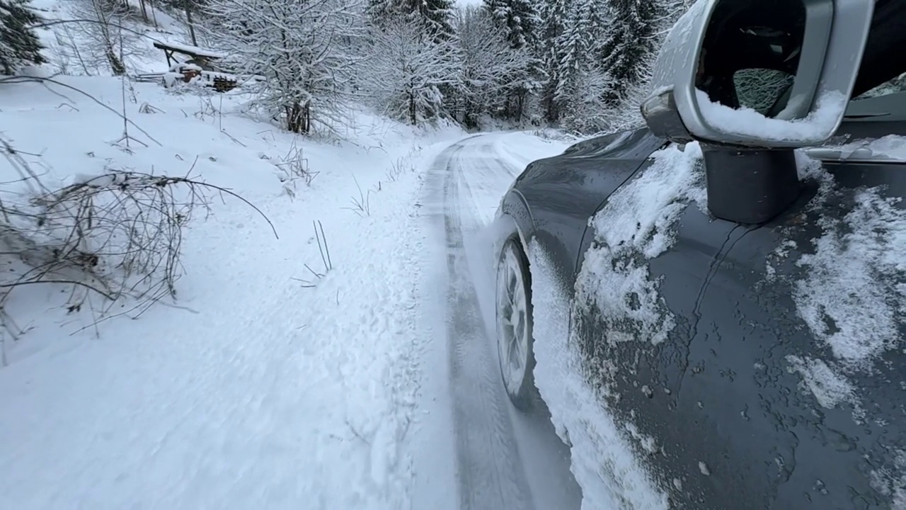 一辆强大的越野车在刚下过雪的冬季乡村道路上挣扎着保持牵引力和控制力视频素材