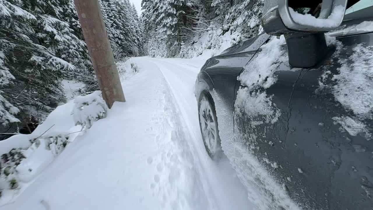 一辆强大的越野车在刚下过雪的冬季乡村道路上挣扎着保持牵引力和控制力视频素材