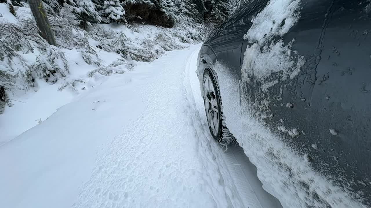 一辆强大的越野车在刚下过雪的冬季乡村道路上挣扎着保持牵引力和控制力视频素材