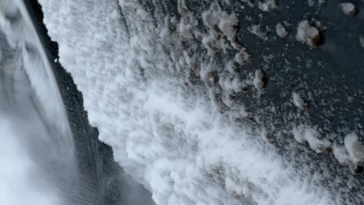 一辆强大的越野车在刚下过雪的冬季乡村道路上挣扎着保持牵引力和控制力视频素材