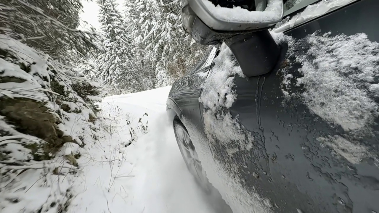 一辆强大的越野车在刚下过雪的冬季乡村道路上挣扎着保持牵引力和控制力视频素材