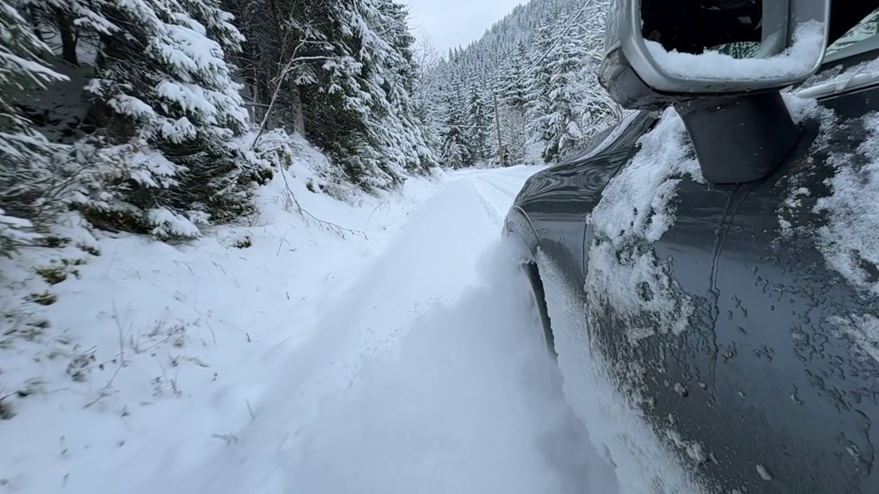 一辆强大的越野车在刚下过雪的冬季乡村道路上挣扎着保持牵引力和控制力视频素材