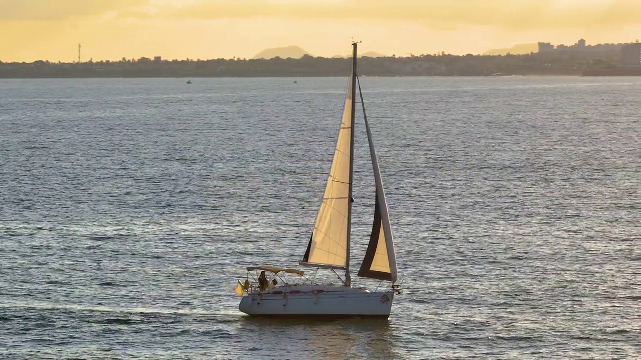 美丽的帆船航行在热带异国情调的海湾与深蓝色的大海。在夕阳的余晖中建立游艇的航拍。无人机拍摄的海上帆船的剪影视频素材