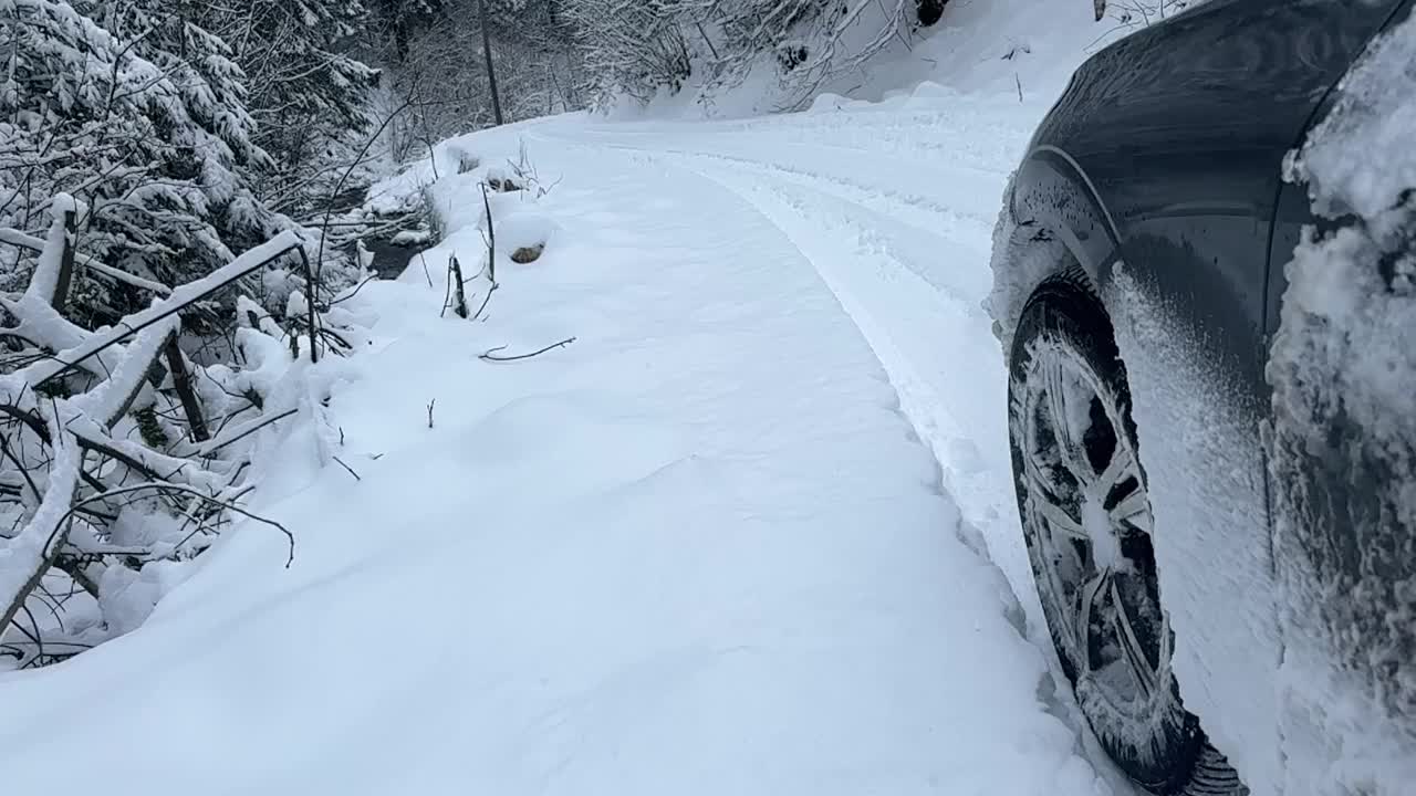 一辆强大的越野车在刚下过雪的冬季乡村道路上挣扎着保持牵引力和控制力视频素材