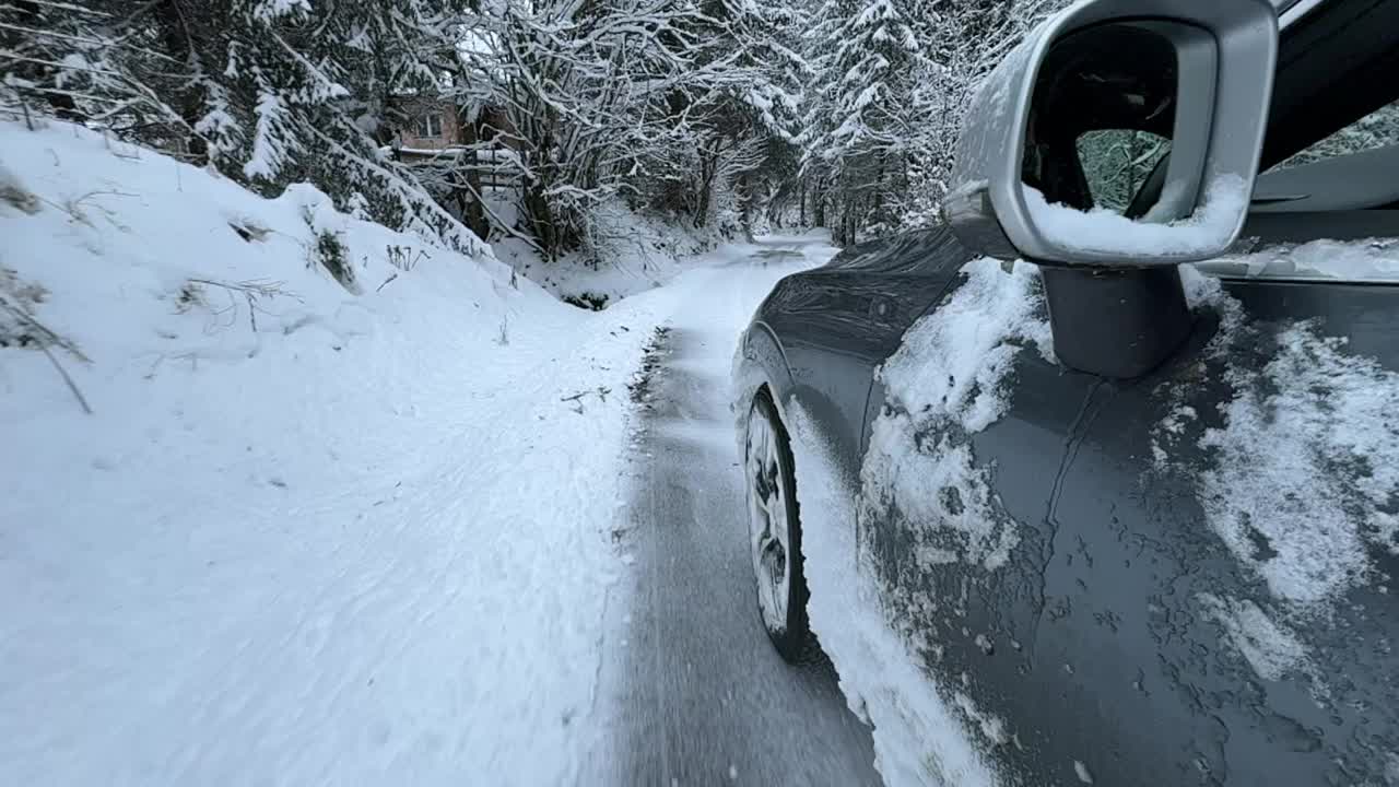 一辆强大的越野车在刚下过雪的冬季乡村道路上挣扎着保持牵引力和控制力视频素材