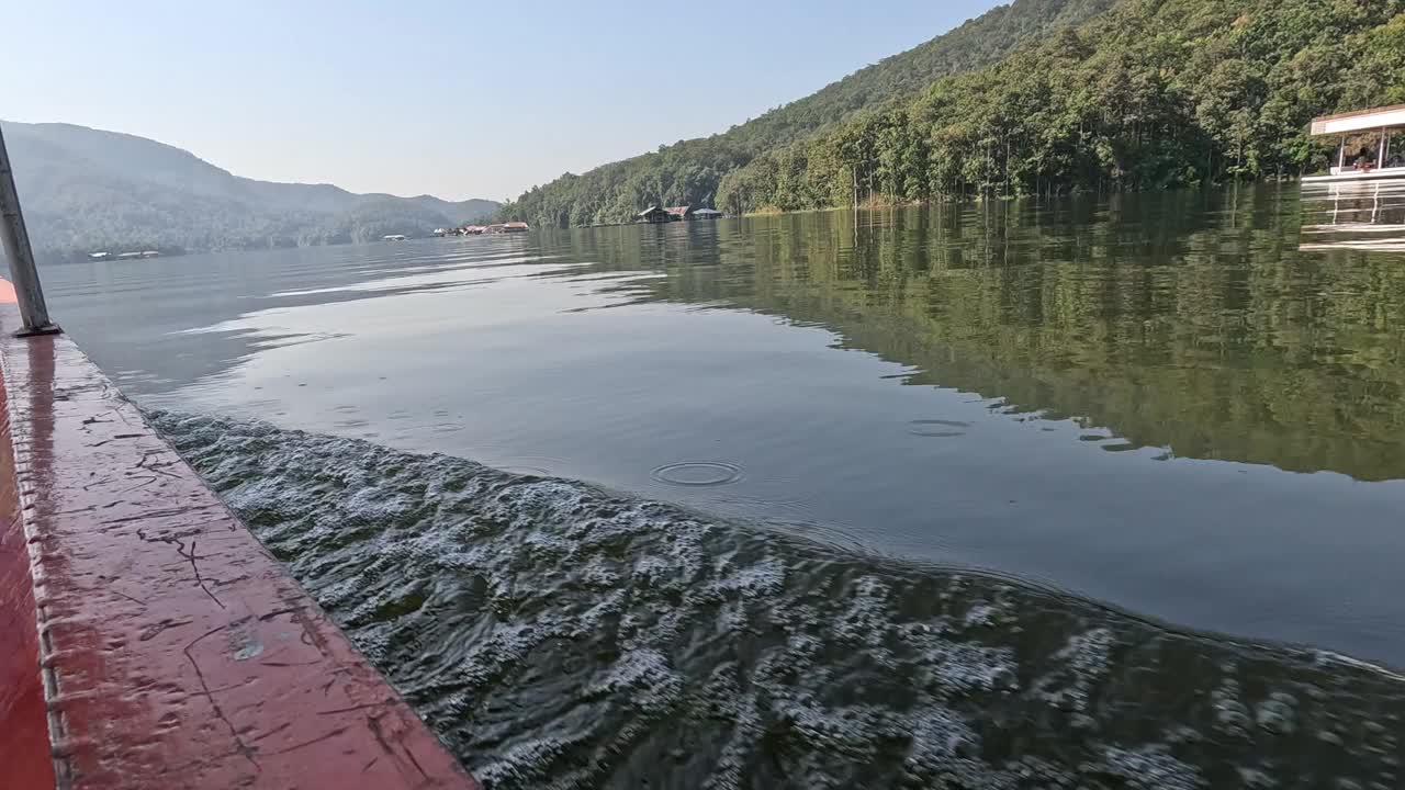 宁静湖游船之旅视频素材