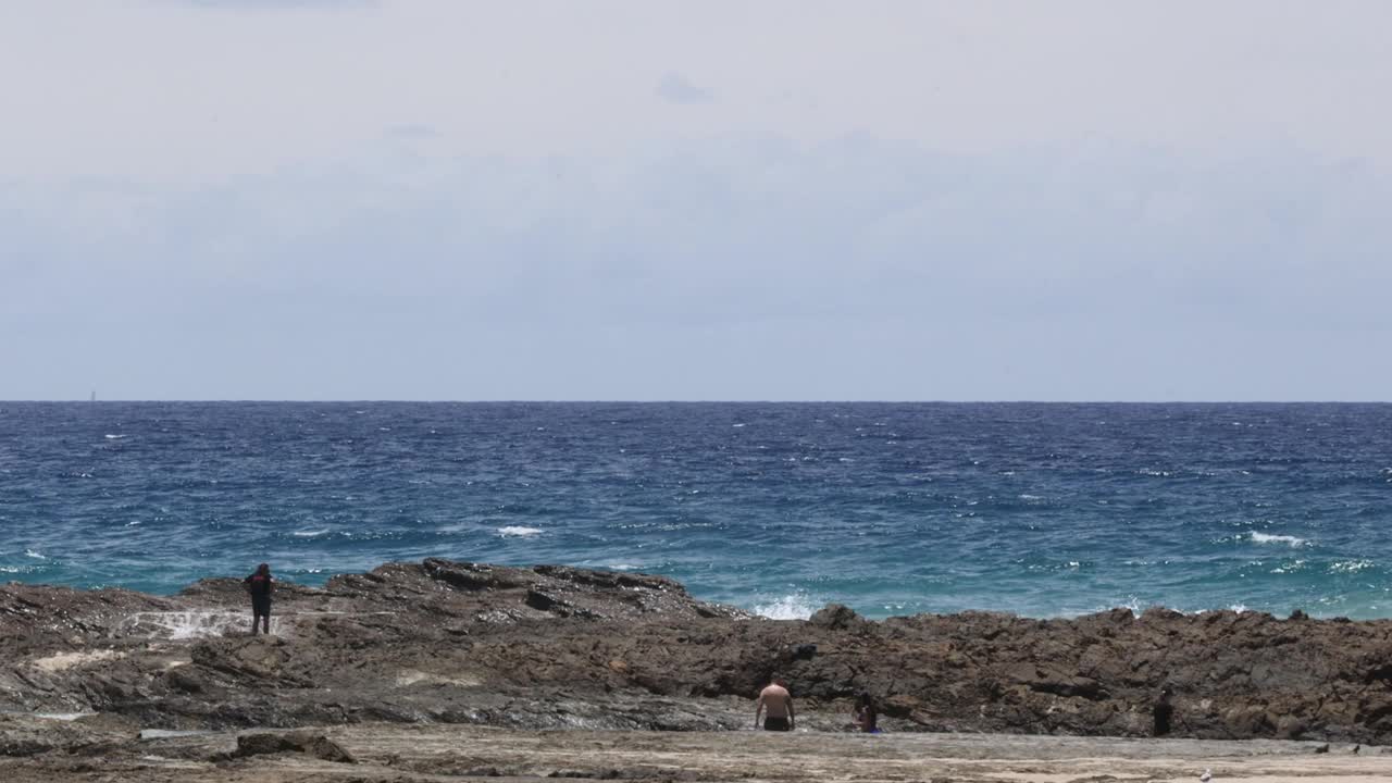 海滨岩石景观与游客视频素材