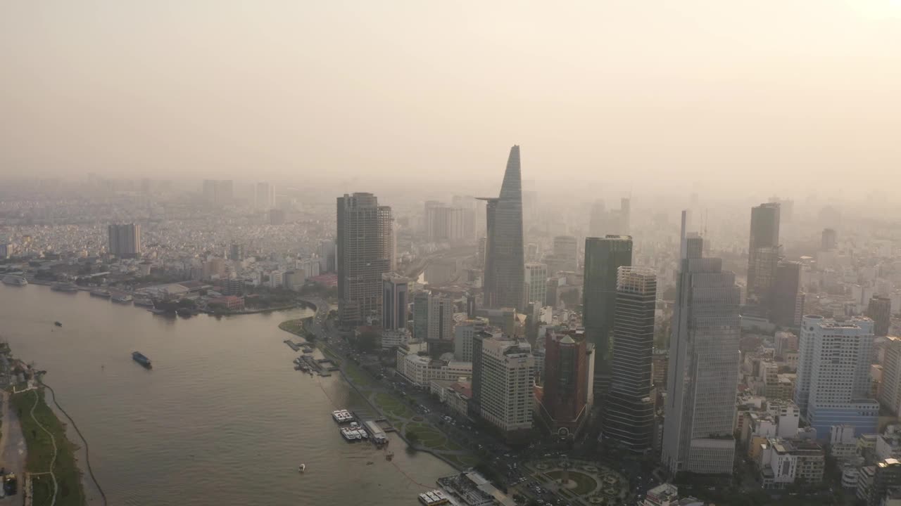 4k空中无人机镜头-日落时西贡(胡志明市)美丽的天际线。越南,亚洲视频下载