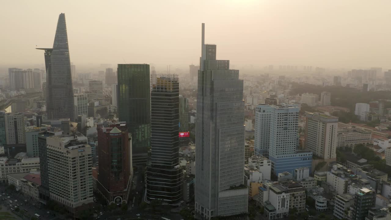 4k空中无人机镜头-日落时西贡(胡志明市)美丽的天际线。越南,亚洲视频下载