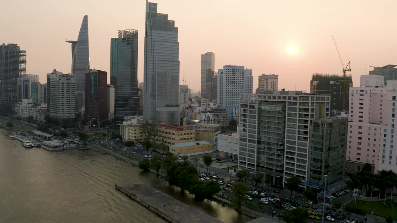 4k空中无人机镜头-日落时西贡(胡志明市)美丽的天际线。越南,亚洲视频下载