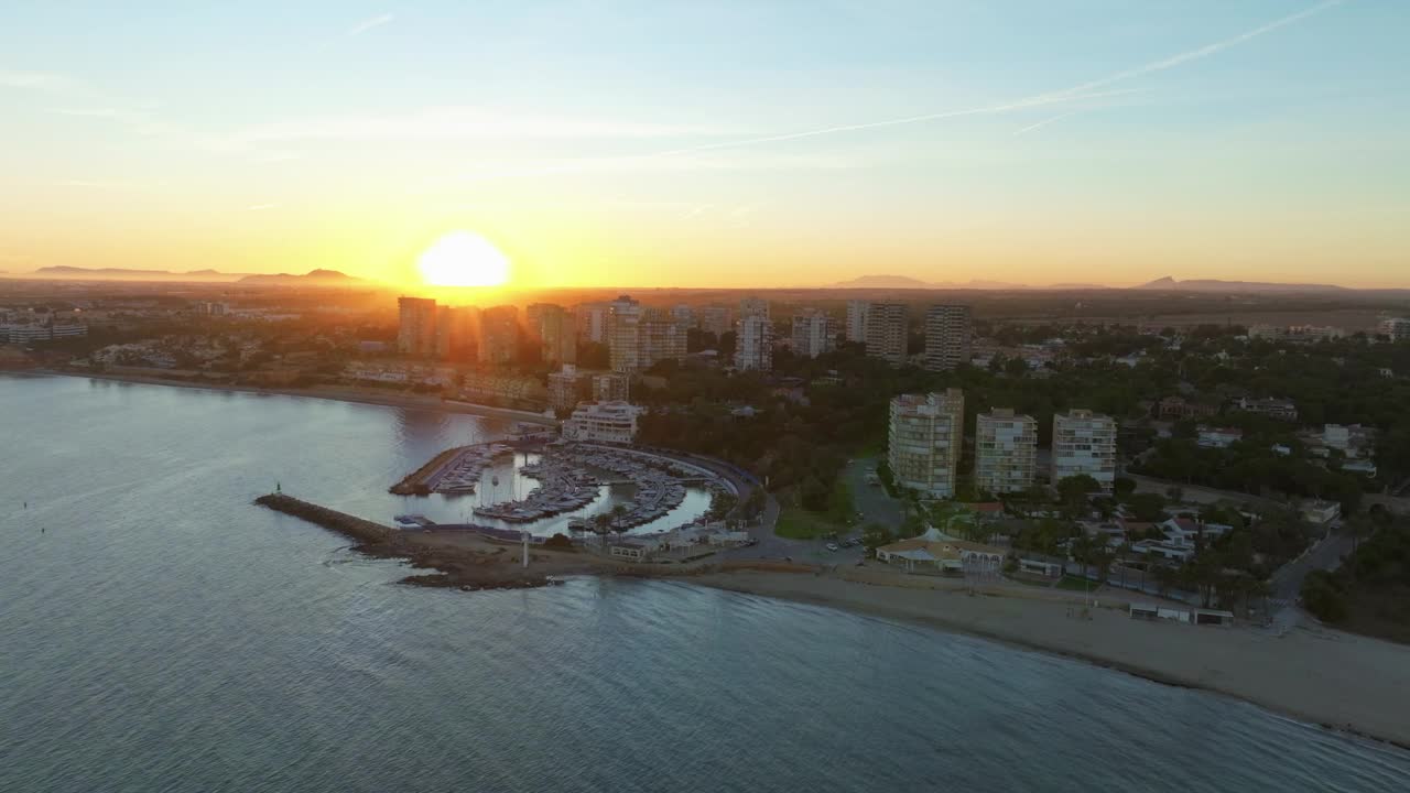 日落时分，海湾与游艇的鸟瞰图。阿利坎特。西班牙视频素材