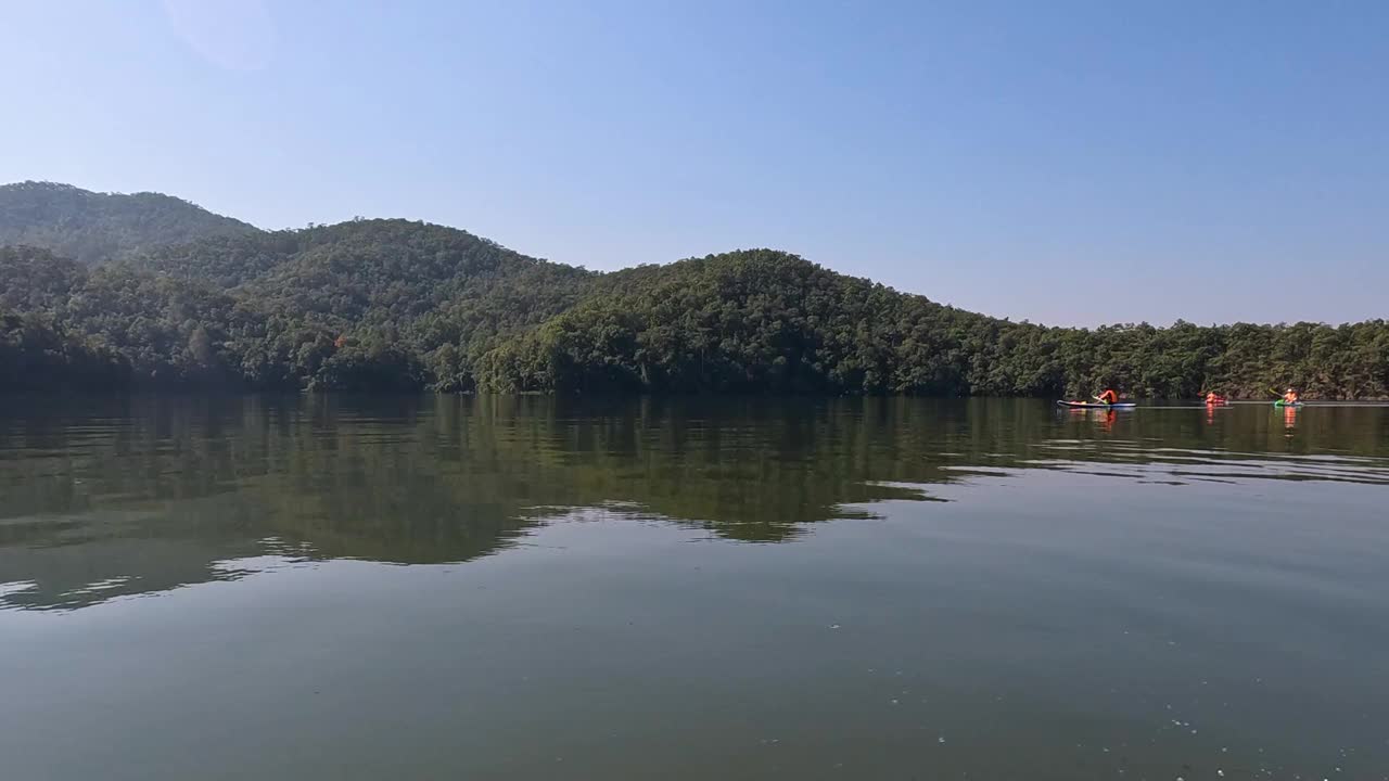 皮划艇穿越宁静湖之旅视频素材