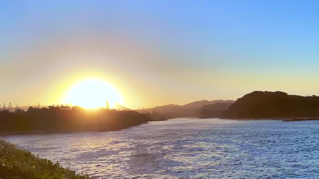 河岸上的日出视频下载