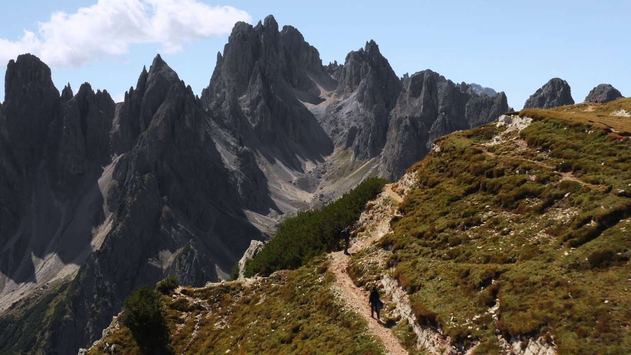 从山顶俯瞰雄伟的意大利阿尔卑斯山的壮丽全景视频素材