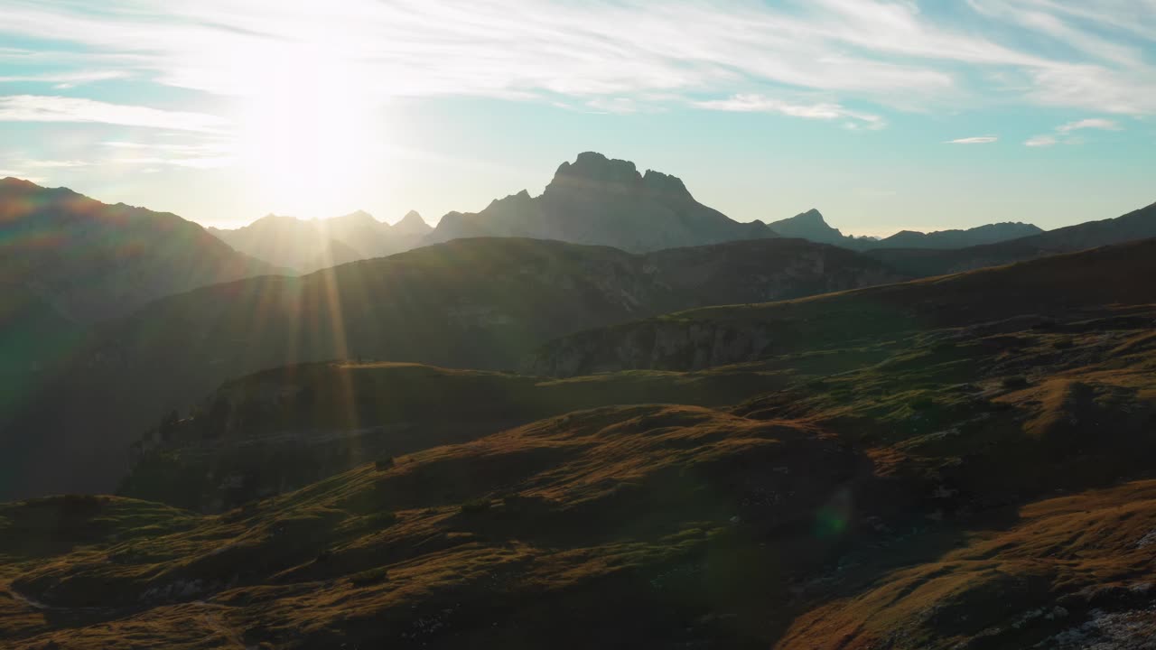 雄伟的太阳照耀在惊人的意大利阿尔卑斯山山脉视频素材